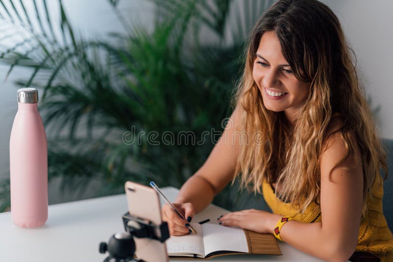 Mujer haciendo una videollamada con su smartphone en casa. imagen de archivo libre de regalías