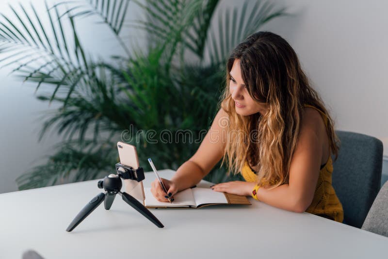 Mujer haciendo una videollamada con su smartphone en casa. foto de archivo libre de regalías