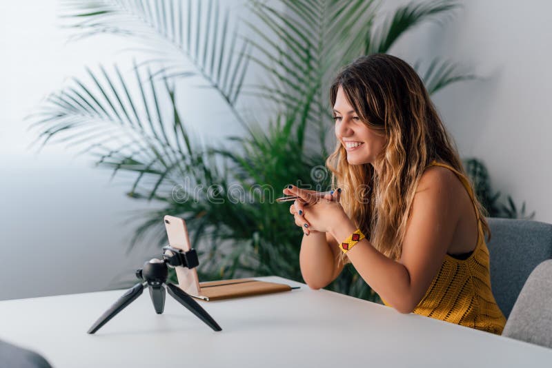 Mujer haciendo una videollamada con su smartphone en casa. foto de archivo libre de regalías