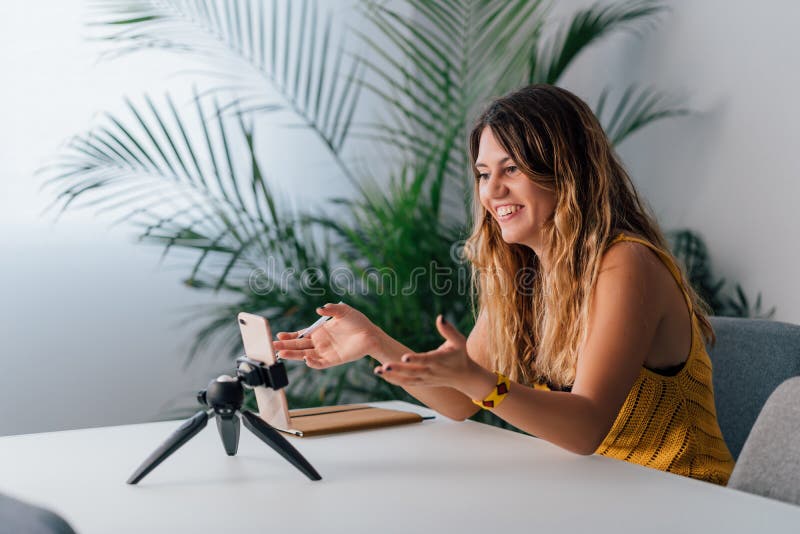 Mujer haciendo una videollamada con su smartphone en casa. imágenes de archivo libres de regalías