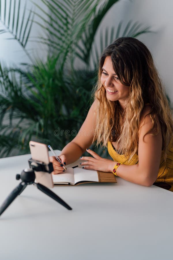 Mujer haciendo una videollamada con su smartphone en casa. imagen de archivo libre de regalías
