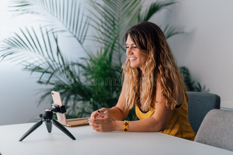 Mujer haciendo una videollamada con su smartphone en casa. fotografía de archivo libre de regalías
