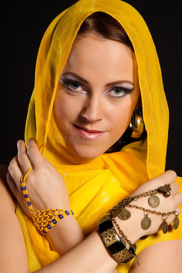 Mujer Hermosa Joven En Sari Tradicional India Foto de archivo - Imagen de  cultura, brazo: 18284176