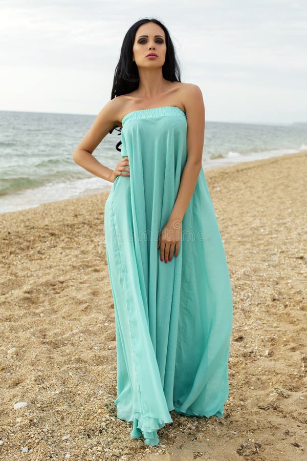 Mujer Hermosa Atractiva En El Vestido Elegante Que Presenta En La Playa Imagen de archivo - Imagen de manera, relajante: 42023091 Mujer Hermosa Atractiva En El Vestido Elegante Que Presenta En La Playa Imagen de archivo - Imagen de manera, relajante: 42023091