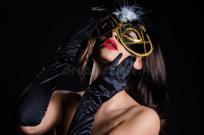 Mujer bochornosa con la máscara veneciana de la mascarada imagen de archivo libre de regalías Mujer bochornosa con la máscara veneciana de la mascarada imagen de archivo libre de regalías