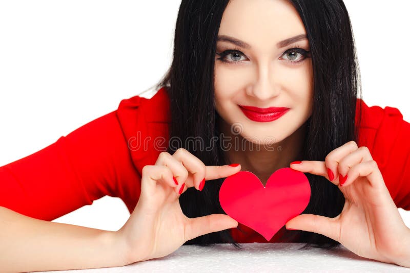 Mujer hermosa con el corazón del día de tarjetas del día de San Valentín fotografía de archivo libre de regalías Mujer hermosa con el corazón del día de tarjetas del día de San Valentín fotografía de archivo libre de regalías
