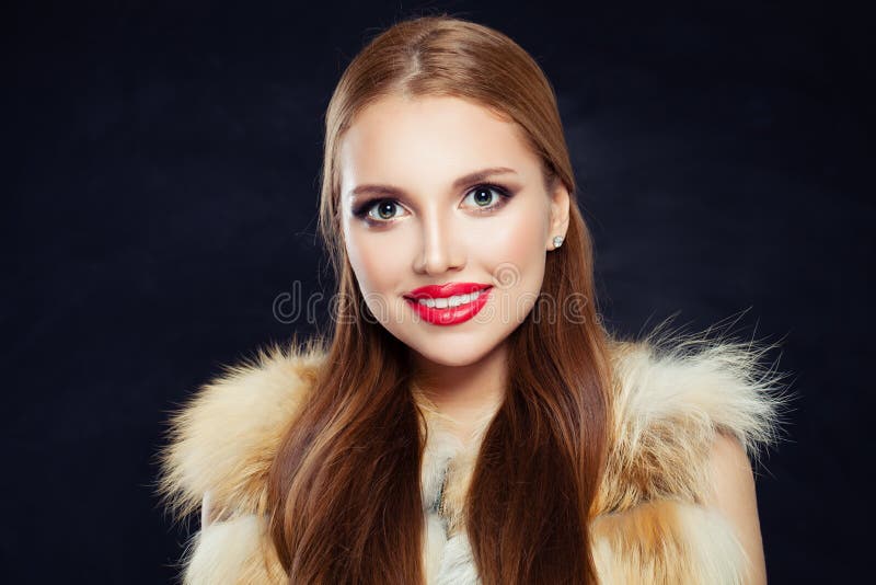 Mujer hermosa con el pelo recto sano largo y maquillaje en fondo negro fotos de archivo Mujer hermosa con el pelo recto sano largo y maquillaje en fondo negro fotos de archivo