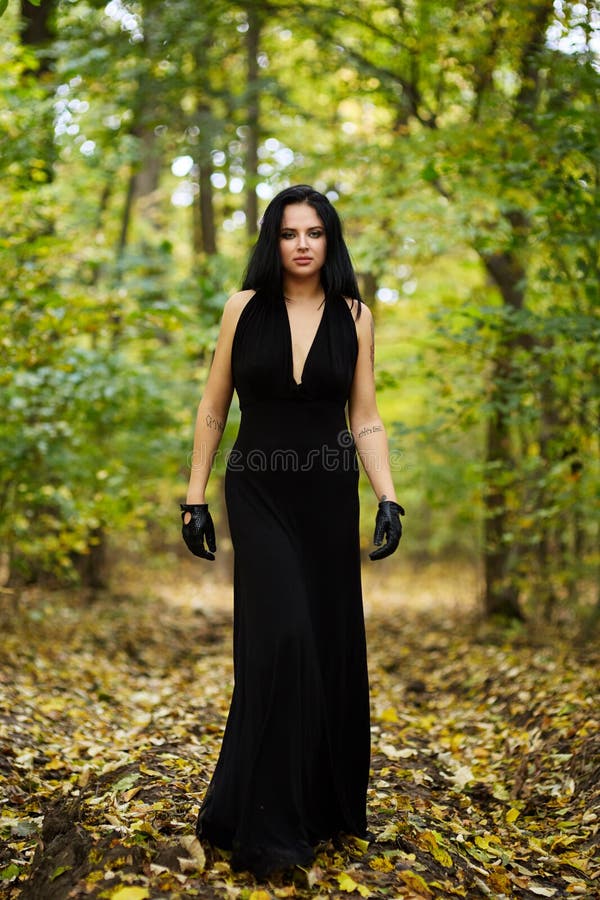 Mujer Hermosa Con Negro Largo En El Bosque Foto de archivo - Imagen de hada, 62225816