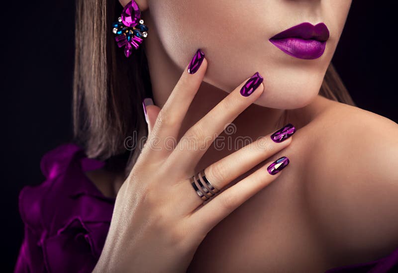 Mujer hermosa con joyería que lleva perfecta del maquillaje y de la manicura imagen de archivo Mujer hermosa con joyería que lleva perfecta del maquillaje y de la manicura imagen de archivo