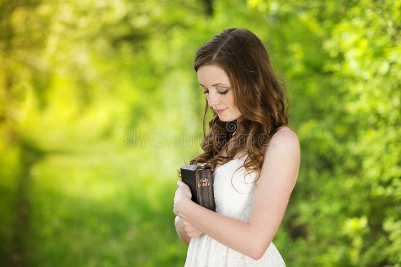 Mujer hermosa con la biblia fotos de archivo libres de regalías Mujer hermosa con la biblia fotos de archivo libres de regalías