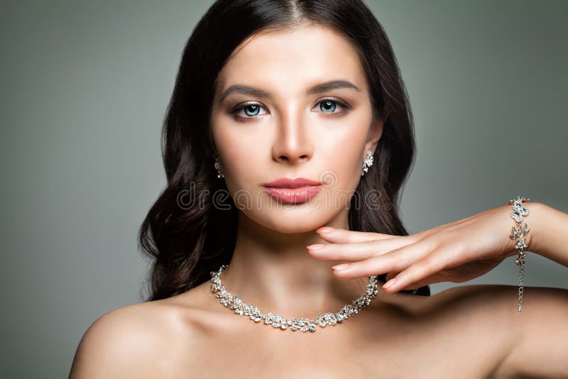 Mujer hermosa con la joyería Diamond Necklace imagen de archivo Mujer hermosa con la joyería Diamond Necklace imagen de archivo