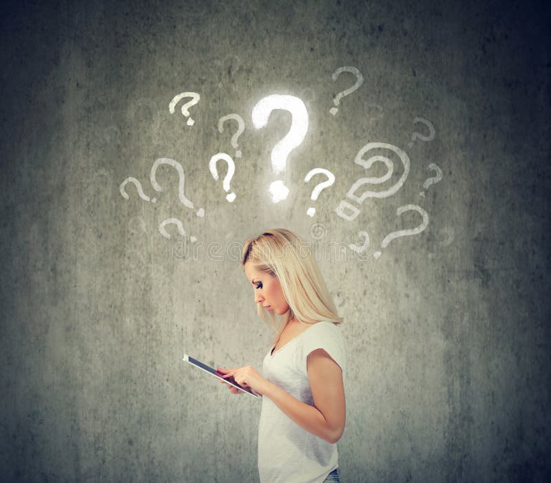 Mujer hermosa con la tableta y el signo de interrogaciones imagenes de archivo Mujer hermosa con la tableta y el signo de interrogaciones imagenes de archivo