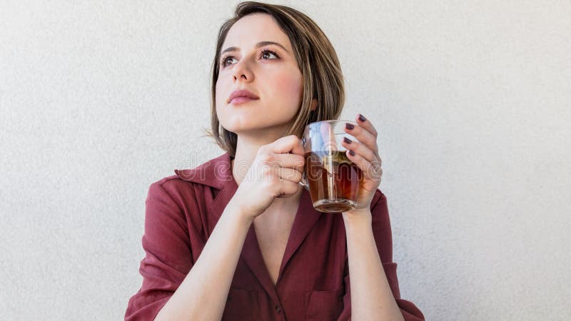 Mujer hermosa con la taza de t? en casa por una ma?ana imágenes de archivo libres de regalías Mujer hermosa con la taza de t? en casa por una ma?ana imágenes de archivo libres de regalías