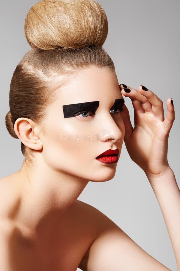 Mujer hermosa con maquillaje brillante, pelo de la manera fotografía de archivo libre de regalías Mujer hermosa con maquillaje brillante, pelo de la manera fotografía de archivo libre de regalías