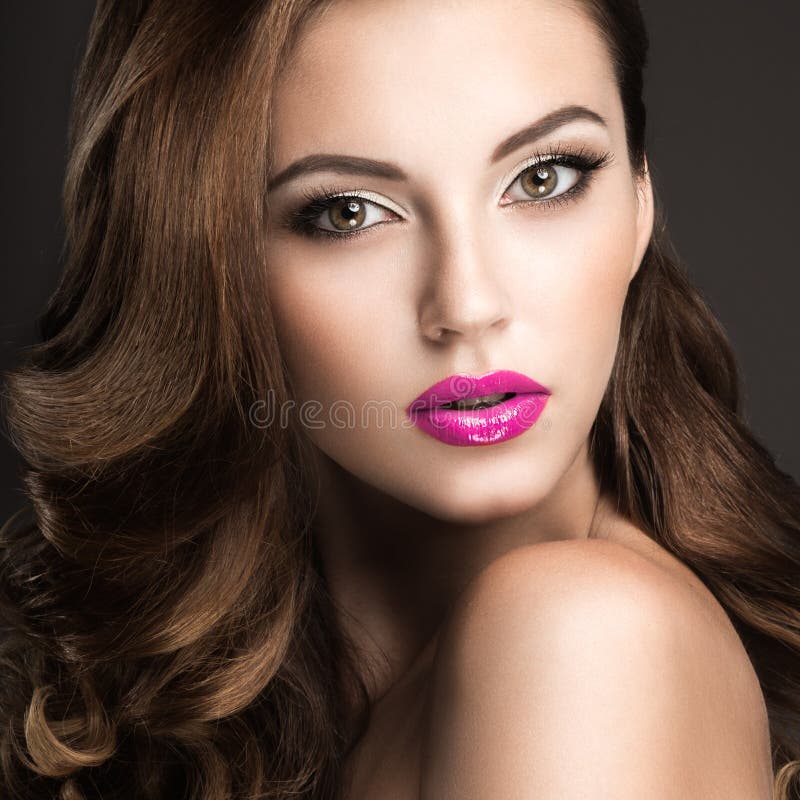 Mujer hermosa con maquillaje de la tarde, labios rosados y rizos Cara de la belleza imágenes de archivo libres de regalías Mujer hermosa con maquillaje de la tarde, labios rosados y rizos Cara de la belleza imágenes de archivo libres de regalías