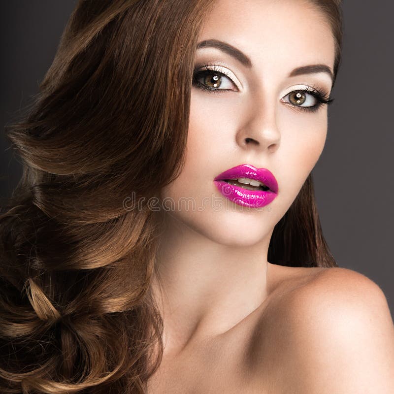 Mujer hermosa con maquillaje de la tarde, labios rosados y rizos Cara de la belleza fotografía de archivo libre de regalías Mujer hermosa con maquillaje de la tarde, labios rosados y rizos Cara de la belleza fotografía de archivo libre de regalías