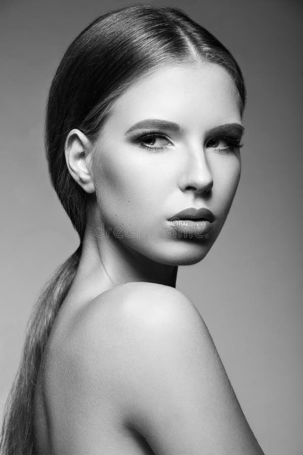 Mujer hermosa con maquillaje de la tarde, pelo recto largo Ojos ahumados Foto de la manera Rebecca 36 fotografía de archivo Mujer hermosa con maquillaje de la tarde, pelo recto largo Ojos ahumados Foto de la manera Rebecca 36 fotografía de archivo