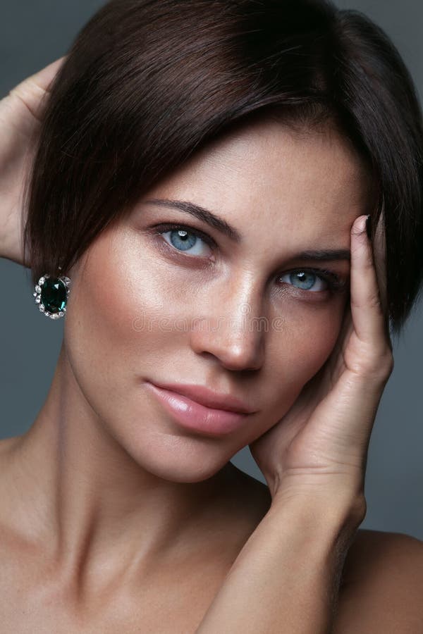 Mujer hermosa con maquillaje limpio imagen de archivo libre de regalías Mujer hermosa con maquillaje limpio imagen de archivo libre de regalías