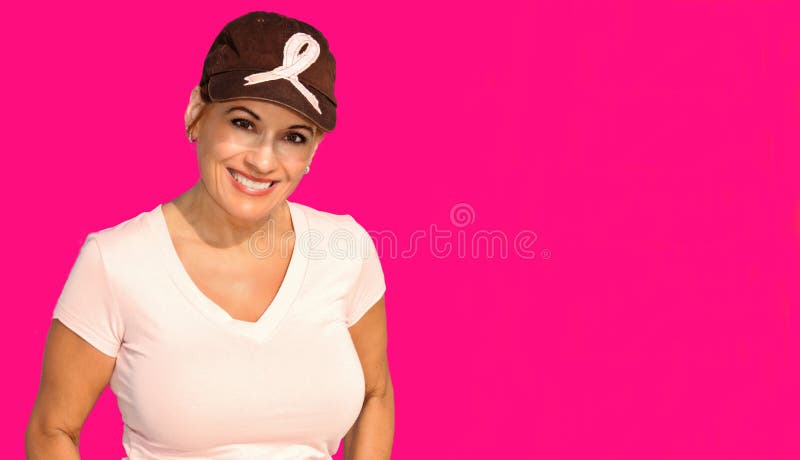 Mujer hermosa con un sombrero con cinta rosada