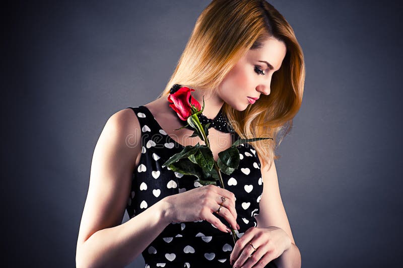 Mujer hermosa con una rosa imagen de archivo Mujer hermosa con una rosa imagen de archivo