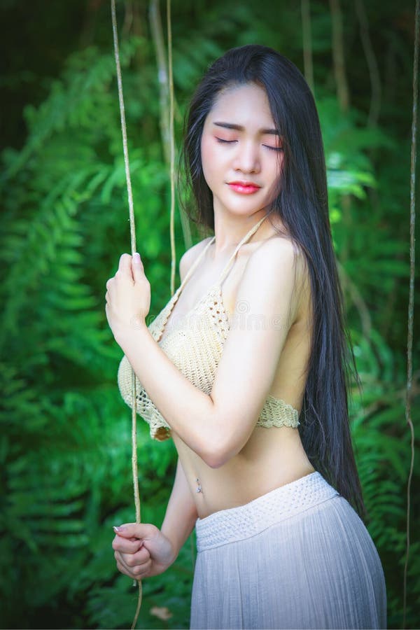 Mujer hermosa con vestido blanco, imágenes de archivo libres de regalías Mujer hermosa con vestido blanco, imágenes de archivo libres de regalías