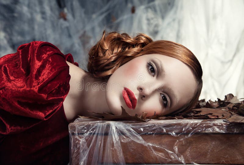 Mujer hermosa contra la decoración del otoño. Moda foto de archivo Mujer hermosa contra la decoración del otoño. Moda foto de archivo