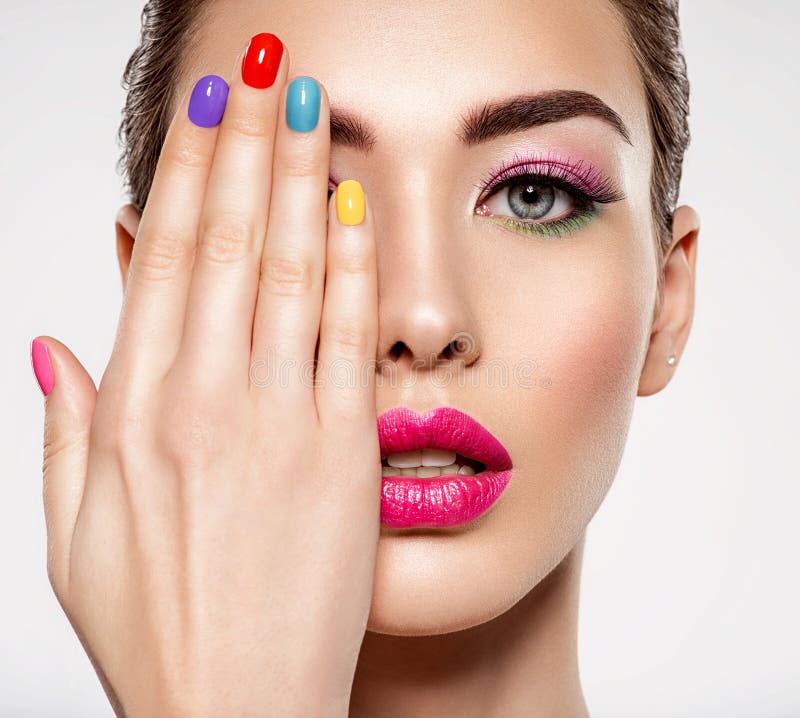 Mujer hermosa de la moda con clavos coloreados Muchacha blanca atractiva con la manicura multicolora Mujer hermosa de la moda con clavos coloreados Muchacha blanca atractiva con la manicura multicolora