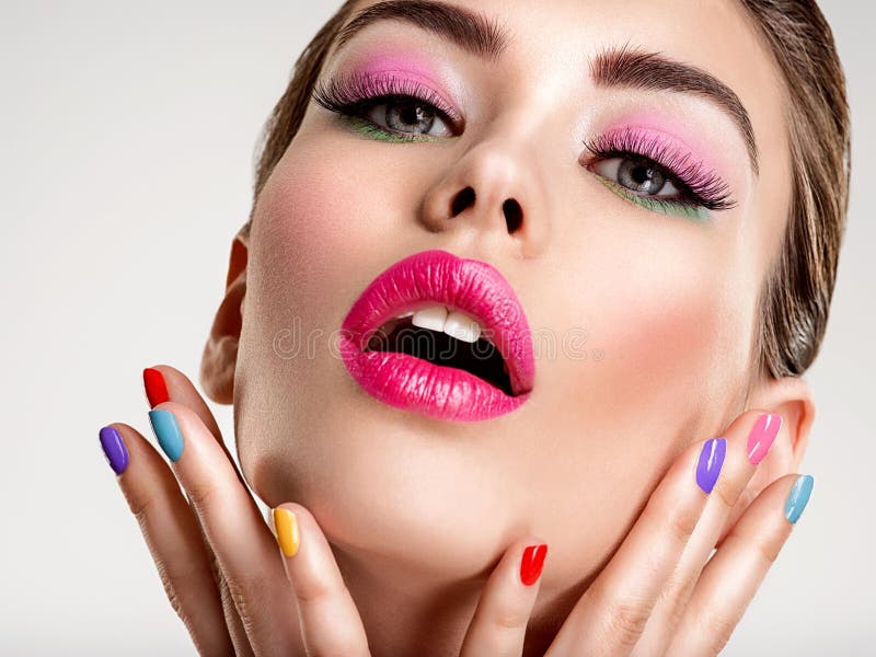 Mujer hermosa de la moda con clavos coloreados Muchacha blanca atractiva con la manicura multicolora fotografía de archivo libre de regalías Mujer hermosa de la moda con clavos coloreados Muchacha blanca atractiva con la manicura multicolora fotografía de archivo libre de regalías