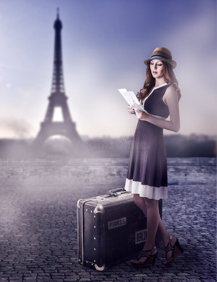 Mujer hermosa de la moda en París, Francia fotografía de archivo Mujer hermosa de la moda en París, Francia fotografía de archivo