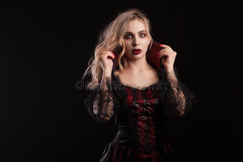 Mujer Hermosa Del Vampiro En Un Vestido Negro Para Halloween Imagen de archivo - Imagen de modelo, encantador: 153009257 Mujer Hermosa Del Vampiro En Un Vestido Negro Para Halloween Imagen de archivo - Imagen de modelo, encantador: 153009257