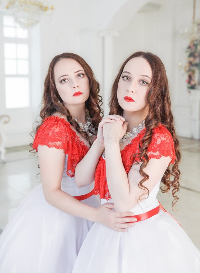 Dos Mujeres Hermosas En Vestidos Medievales Foto de archivo