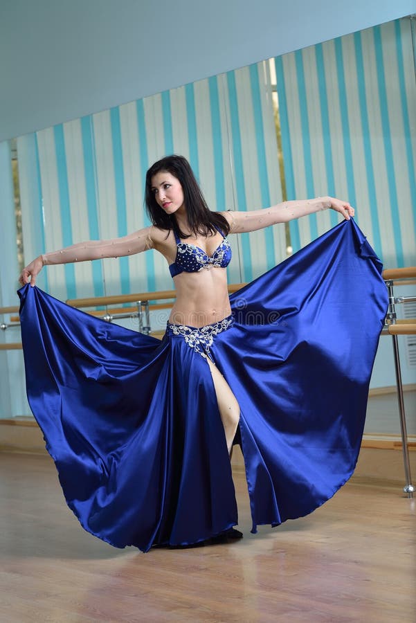 Mujer Hermosa En El Baile árabe Del Traje En Danza Del Movimiento, De  Oriental O De Vientre Foto de archivo - Imagen de grupo, hembra: 78397010