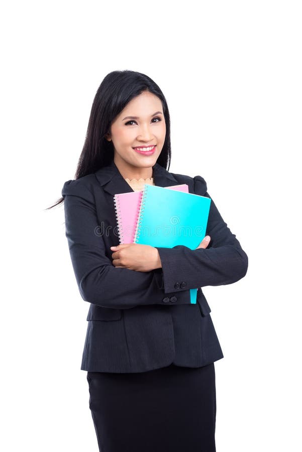 Mujer hermosa en el traje negro que celebra el cuaderno y sonrisas fotos de archivo libres de regalías Mujer hermosa en el traje negro que celebra el cuaderno y sonrisas fotos de archivo libres de regalías