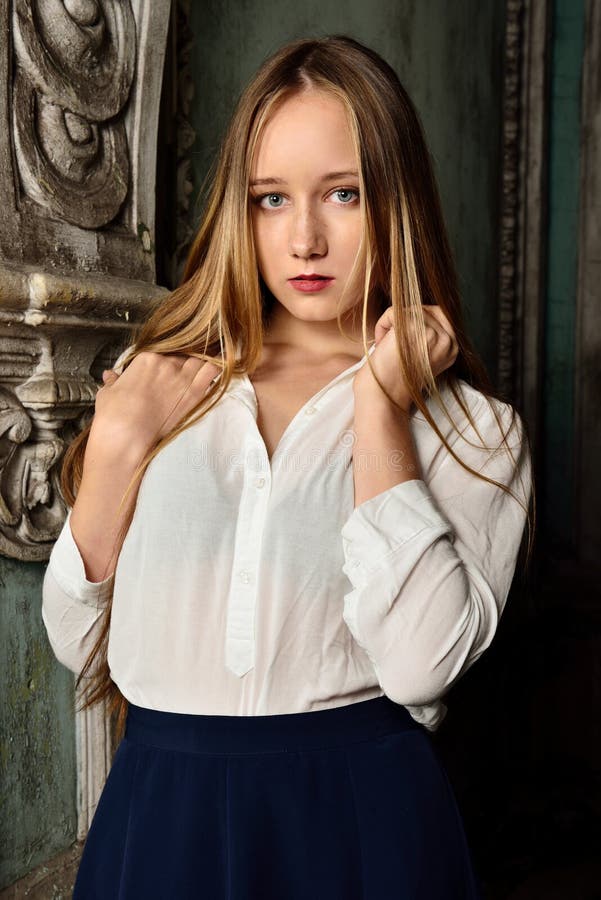 Mujer hermosa en estudio con el interior del palacio viejo. fotografía de archivo libre de regalías Mujer hermosa en estudio con el interior del palacio viejo. fotografía de archivo libre de regalías