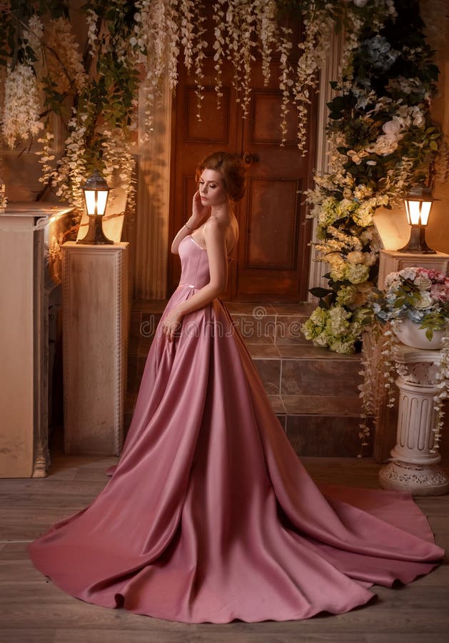 Mujer hermosa en un vestido rosado lujoso imagen de archivo Mujer hermosa en un vestido rosado lujoso imagen de archivo