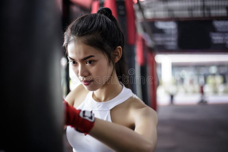 Mujer hermosa encantadora del boxeador del retrato: La muchacha atractiva es prac foto de archivo Mujer hermosa encantadora del boxeador del retrato: La muchacha atractiva es prac foto de archivo