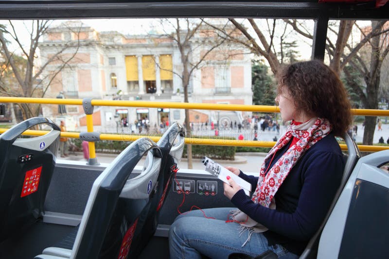 Mujer hermosa joven en autobús turístico cerca de Prado imagen de archivo libre de regalías Mujer hermosa joven en autobús turístico cerca de Prado imagen de archivo libre de regalías