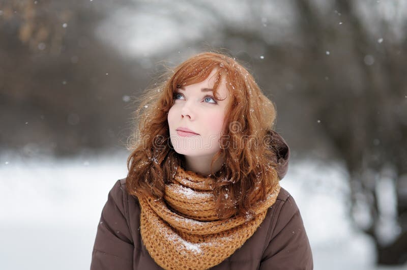 Mujer hermosa joven en invierno foto de archivo libre de regalías Mujer hermosa joven en invierno foto de archivo libre de regalías
