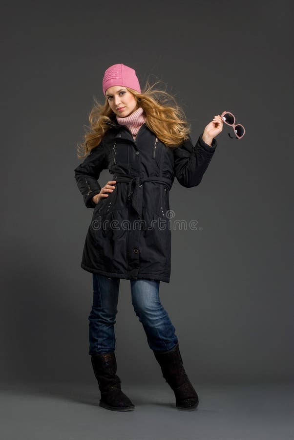 Mujer hermosa joven en ropa del invierno foto de archivo libre de regalías Mujer hermosa joven en ropa del invierno foto de archivo libre de regalías