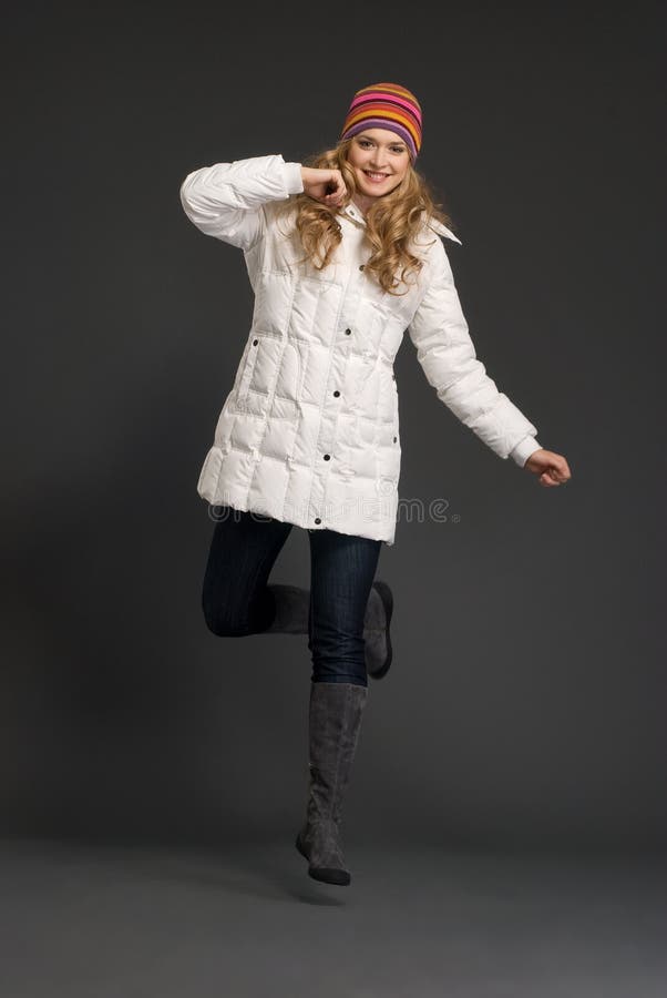 Mujer hermosa joven en ropa del invierno fotografía de archivo libre de regalías Mujer hermosa joven en ropa del invierno fotografía de archivo libre de regalías