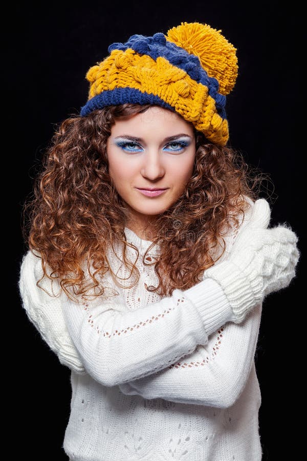 Mujer hermosa joven en sombrero divertido hecho punto foto de archivo Mujer hermosa joven en sombrero divertido hecho punto foto de archivo