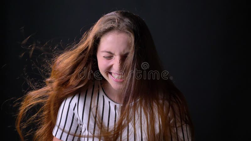 Mujer hermosa joven que sonríe y que ríe, viento soplando su fondo largo del pelo del jengibre, alegre y feliz, negro almacen de video