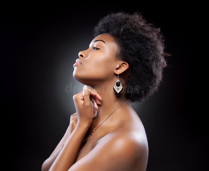 Mujer hermosa negra con el peinado afro