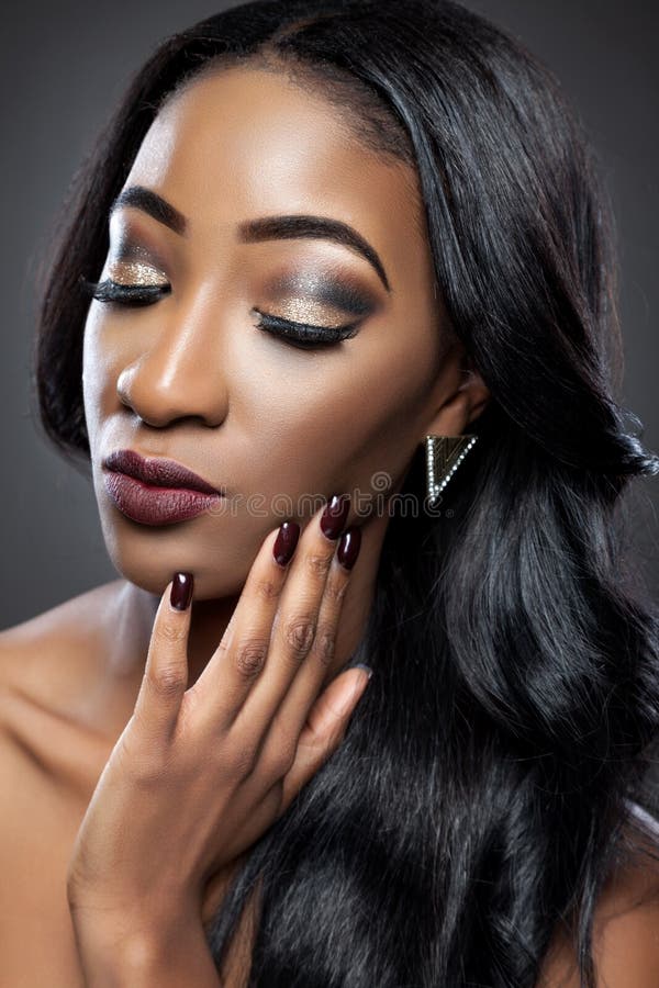 Mujer hermosa negra con los rizos lujosos imagen de archivo Mujer hermosa negra con los rizos lujosos imagen de archivo