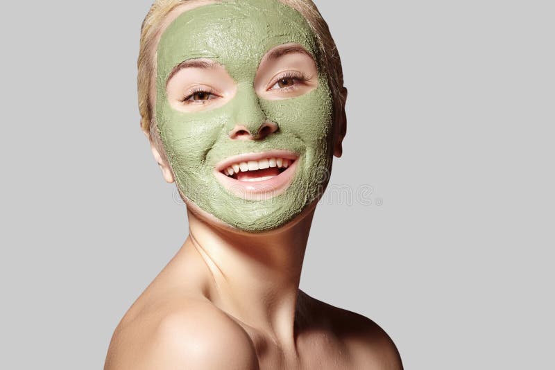 Mujer Hermosa Que Aplica La Máscara Facial Verde Tratamientos De La Belleza El Retrato Del Primer De La Del Balneario Ap Foto de archivo - Imagen de maquillaje, manos: 120810024