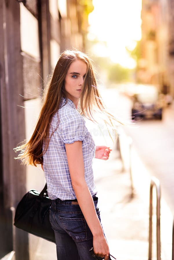 Mujer hermosa que camina en la calle de la ciudad foto de archivo libre de regalías Mujer hermosa que camina en la calle de la ciudad foto de archivo libre de regalías