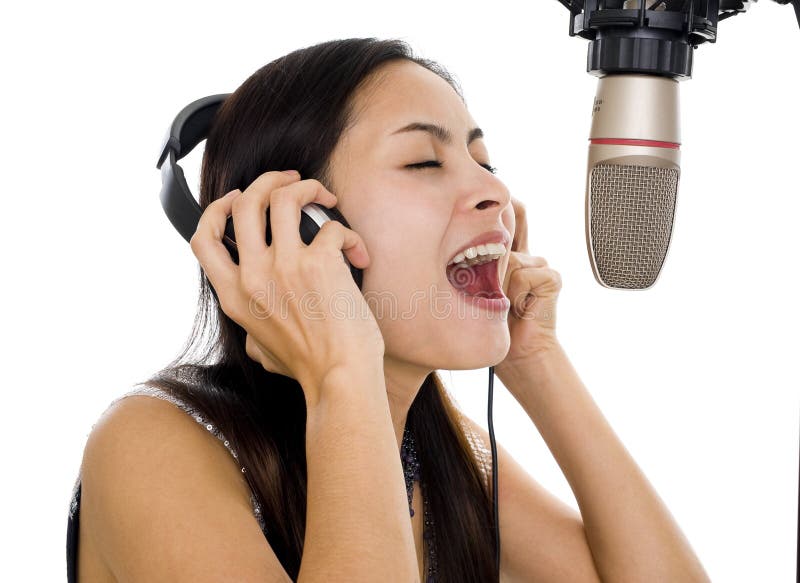 Mujer hermosa que canta en estudio imagenes de archivo Mujer hermosa que canta en estudio imagenes de archivo