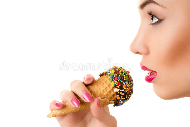 Mujer hermosa que come el helado foto de archivo Mujer hermosa que come el helado foto de archivo