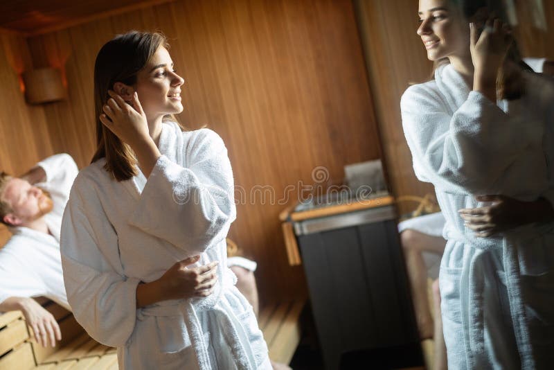 Mujer hermosa que se relaja en sauna y que permanece sana foto de archivo libre de regalías Mujer hermosa que se relaja en sauna y que permanece sana foto de archivo libre de regalías