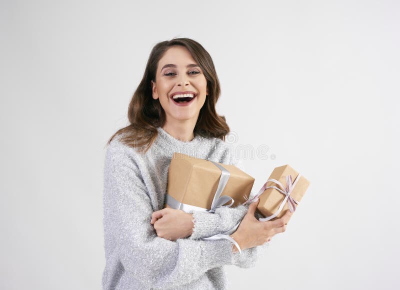 Mujer hermosa que sostiene dos regalos en tiro del estudio imágenes de archivo libres de regalías Mujer hermosa que sostiene dos regalos en tiro del estudio imágenes de archivo libres de regalías